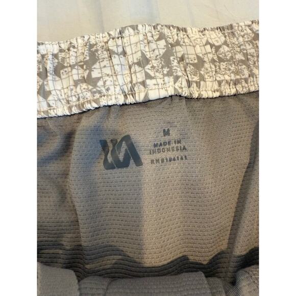 VRST Men's White/Silver Stamped Geo 5" Resort Short Print Size M - Picture 6 of 6